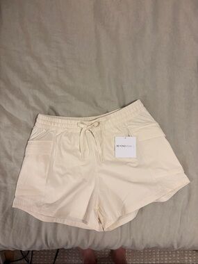 Beyond Yoga Peak 3” Short in Dove